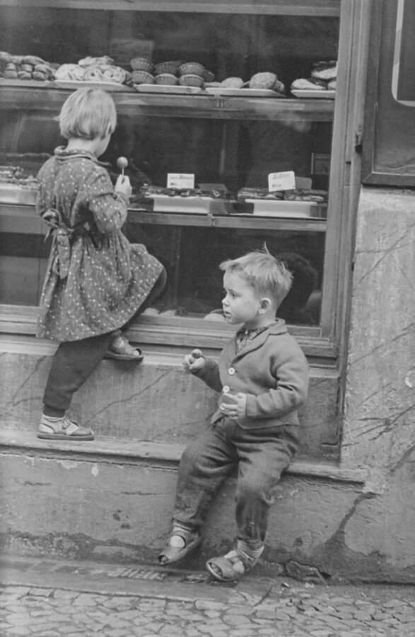 Kinder vor Bäckereischaufenster, 1963. SW-Foto © Kurt Schwarz. (Kurt Schwarz CC BY-NC-SA)