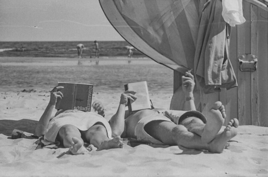 Paar am Strand lesend, 1963. SW-Foto © Kurt Schwarz. (Kurt Schwarz CC BY-NC-SA)