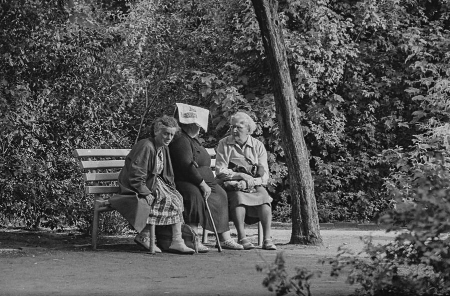 Drei ältere Frauen auf Parkbank, 1963. SW-Foto © Kurt Schwarz. (Kurt Schwarz CC BY-NC-SA)