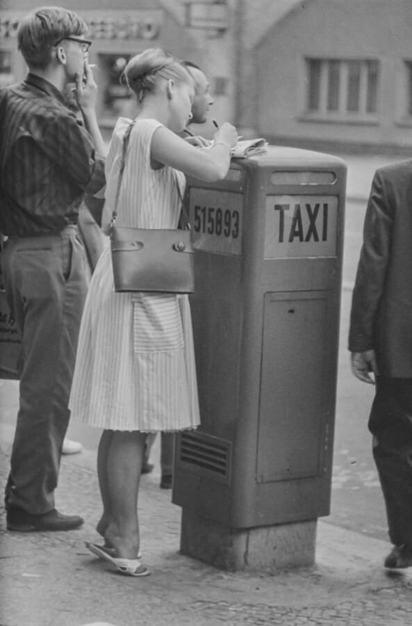Frau an Taxi-Rufsäule, 1963. SW-Foto © Kurt Schwarz. (Kurt Schwarz CC BY-NC-SA)