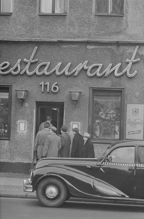 Restauranteingang mit Gästen, 1963. SW-Foto © Kurt Schwarz. (Kurt Schwarz CC BY-NC-SA)