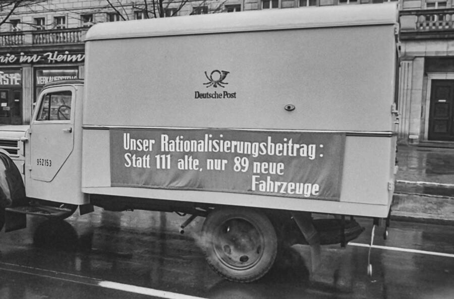 Korso alter Postautos, Bild 1, 1967. SW-Foto © Kurt Schwarz. (Kurt Schwarz CC BY-NC-SA)