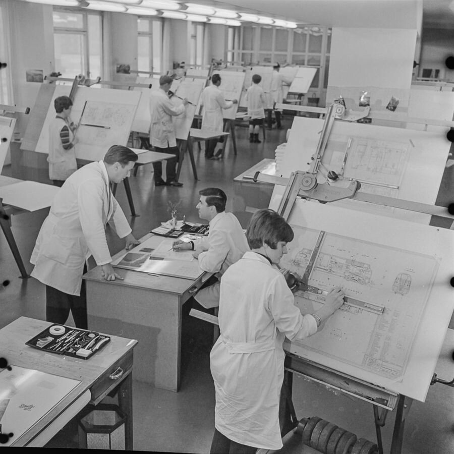 Konstruktionsbüro bei Modelleisenbahnhersteller, 1960er Jahre. SW-Foto © Kurt Schwarz. (Kurt Schwarz CC BY-NC-SA)