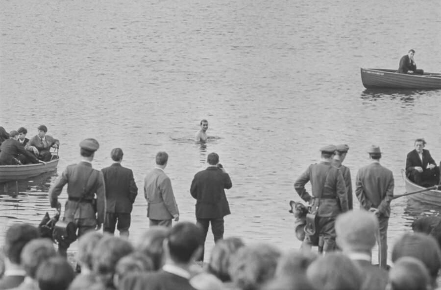 Zuschauer beobachten einen Badenden im Weißen See, 1960er Jahre. SW-Foto © Kurt Schwarz. (Kurt Schwarz CC BY-NC-SA)