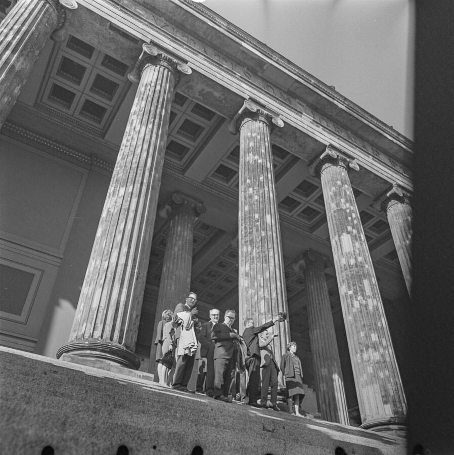 Gruppe vor dem Alten Museum, 1967. SW-Foto © Kurt Schwarz. (Kurt Schwarz CC BY-NC-SA)
