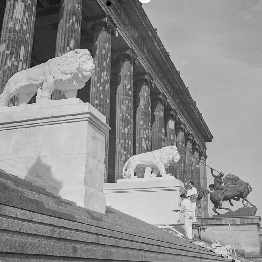 Löwenstatuen auf Aufgang zum Alten Museum, 1969. SW-Foto © Kurt Schwarz. (Kurt Schwarz CC BY-NC-SA)