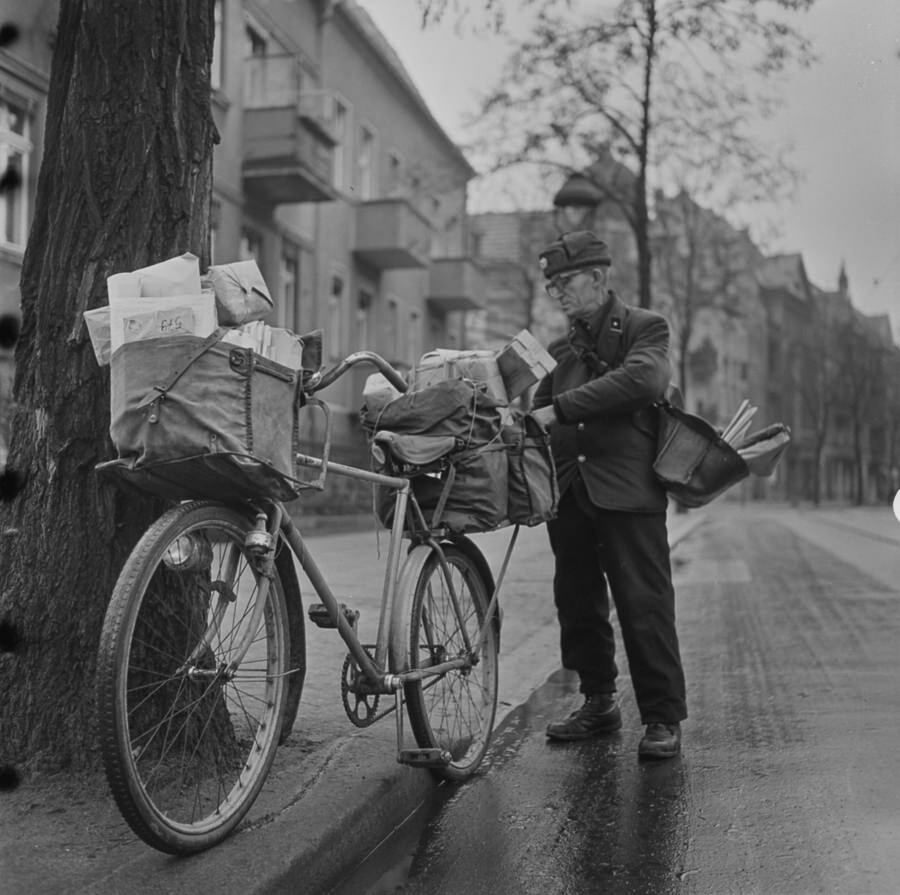 Postbote mit Fahrrad, 1969. SW-Foto © Kurt Schwarz. (Kurt Schwarz CC BY-NC-SA)
