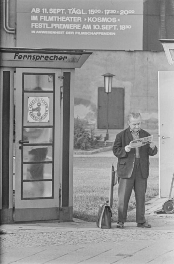 Mann, im Stehen Zeitung lesend, 1969. SW-Foto © Kurt Schwarz. (Kurt Schwarz CC BY-NC-SA)