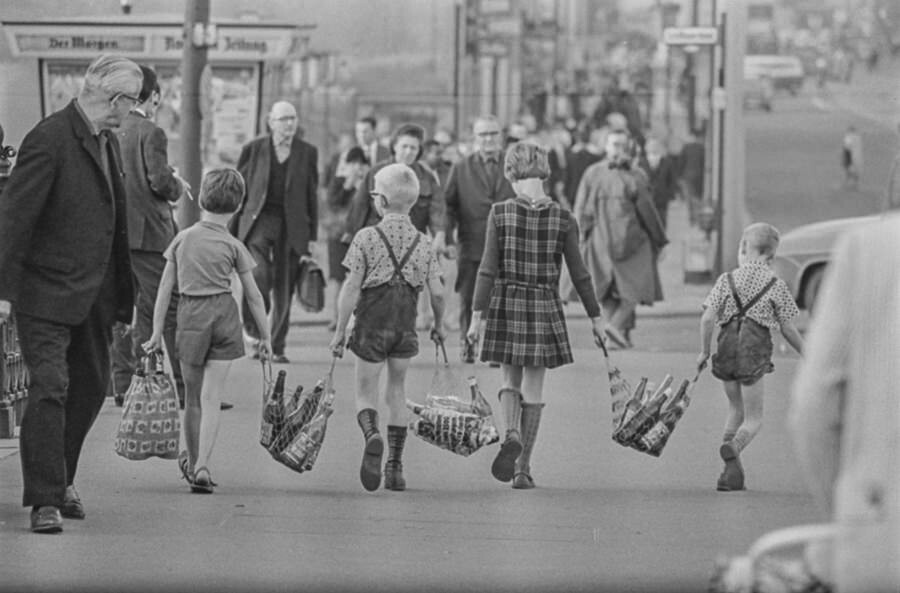 Kinder mit Einkaufnetzen, 1966. SW-Foto © Kurt Schwarz. (Kurt Schwarz CC BY-NC-SA)