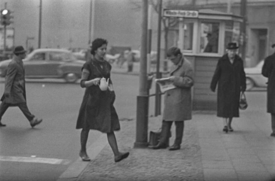Frau überquert Friedrichstraße, 1966. SW-Foto © Kurt Schwarz. (Kurt Schwarz CC BY-NC-SA)