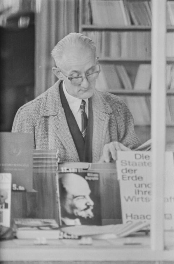 Mann in Buchladen lesend, 1966. SW-Foto © Kurt Schwarz. (Kurt Schwarz CC BY-NC-SA)