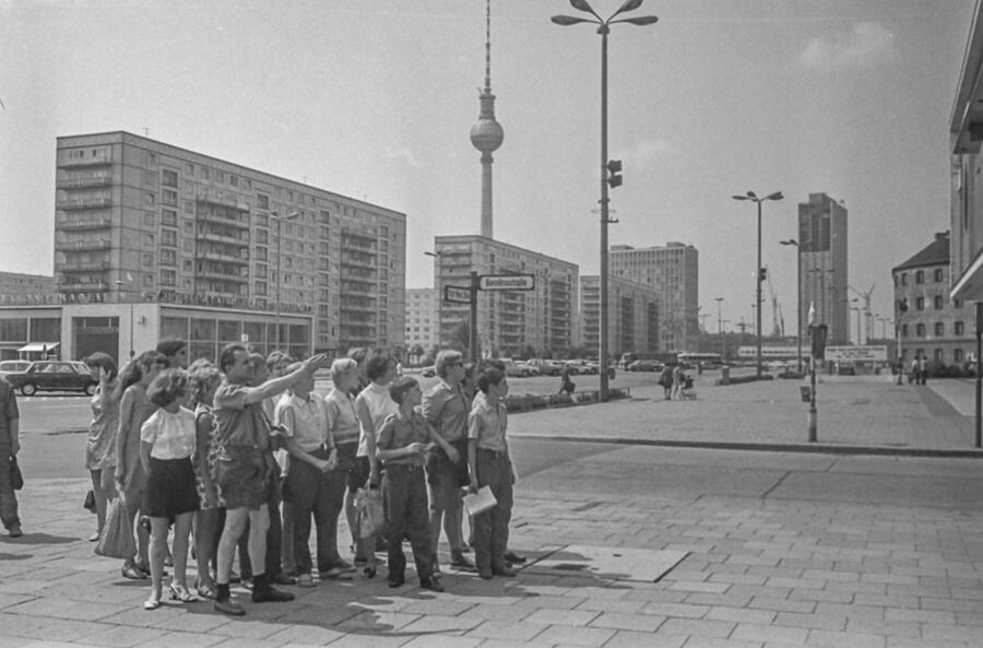 Schulklasse besichtigt Karl-Marx-Allee, 1969. SW-Foto © Kurt Schwarz. (Kurt Schwarz CC BY-NC-SA)