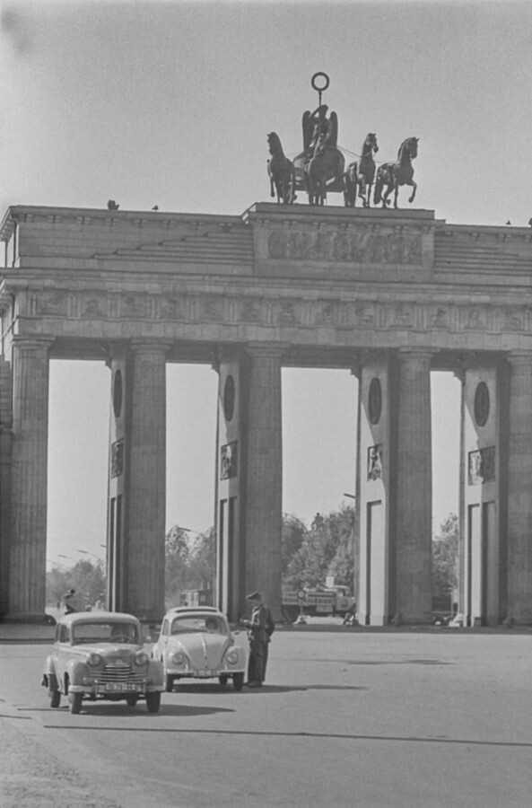 Polizist kontrolliert VW am Brandenburger Tor, 1960. SW-Foto © Kurt Schwarz. (Kurt Schwarz CC BY-NC-SA)
