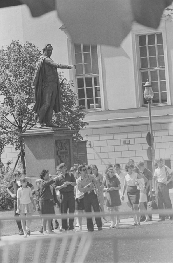 Jugendgruppe mit Reisegruppe 'Unter den Linden', 1968. SW-Foto © Kurt Schwarz. (Kurt Schwarz CC BY-NC-SA)