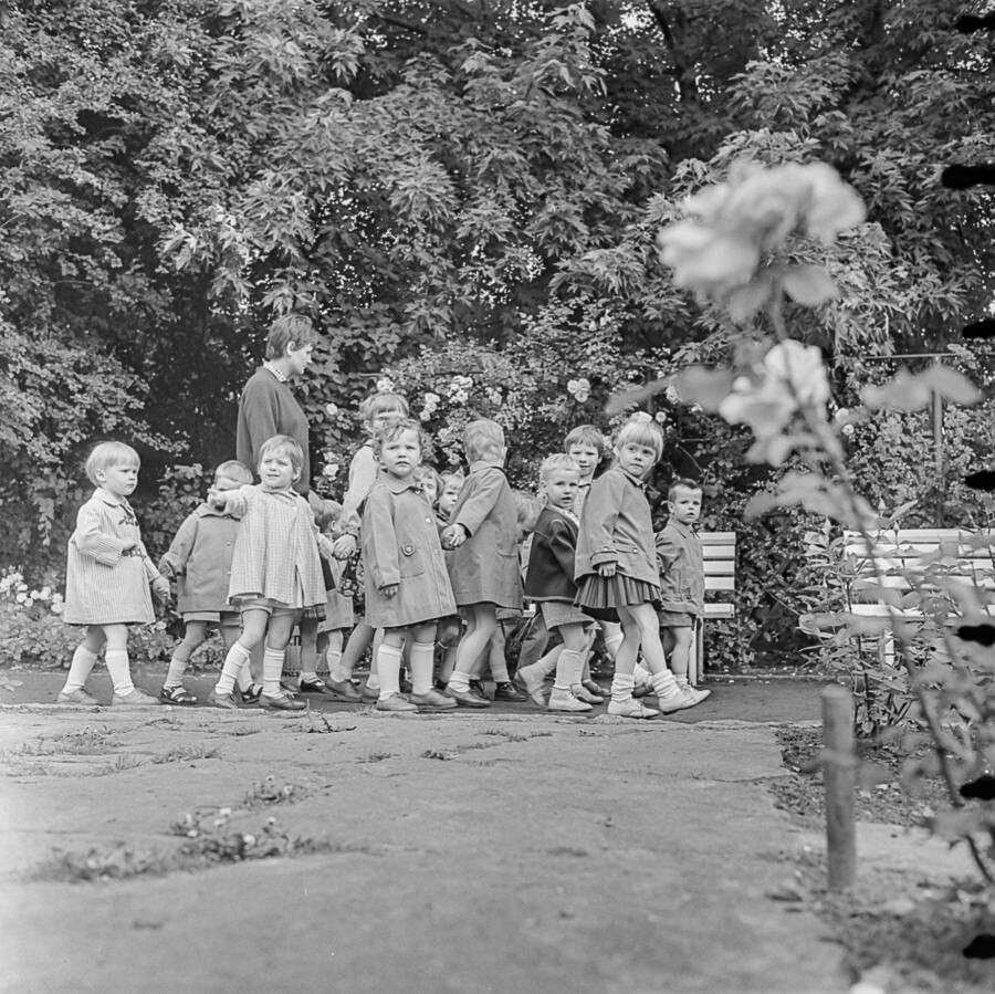 Kindergartengruppe im Volkspark Friedrichshain, Ende 1960er Jahre. SW-Foto © Kurt Schwarz. (Kurt Schwarz CC BY-NC-SA)