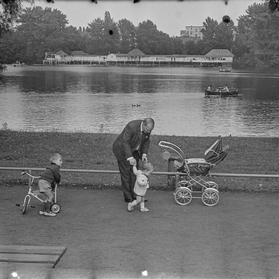 Mann mit zwei Kindern am Weißen See, 1960er Jahre. SW-Foto © Kurt Schwarz. (Kurt Schwarz CC BY-NC-SA)