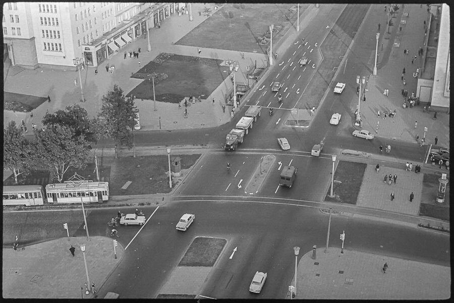 Kreuzung am Frankfurter Tor, 1960. SW-Foto © Kurt Schwarz. (Kurt Schwarz CC BY-NC-SA)