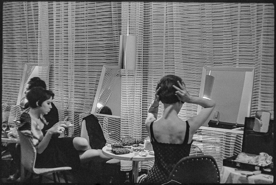 Models im Umkleideraum, Bild 1, 1966. SW-Foto © Kurt Schwarz. (Kurt Schwarz CC BY-NC-SA)