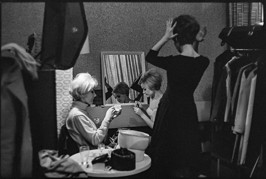 Models im Umkleideraum, Bild 2, 1966. SW-Foto © Kurt Schwarz. (Kurt Schwarz CC BY-NC-SA)