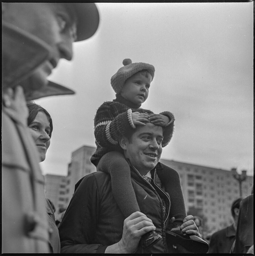 Kind auf Vaters Schulter, Oktober 1968. SW-Foto © Kurt Schwarz. (Kurt Schwarz CC BY-NC-SA)