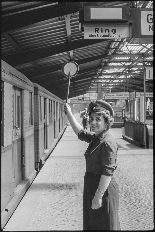 Zugabfertigerin im S-Bahnhof Ostkreuz, 1960. SW-Foto © Kurt Schwarz. (Kurt Schwarz CC BY-NC-SA)