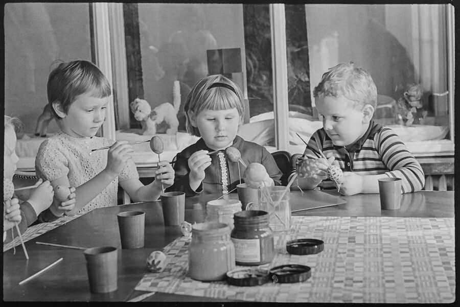 Ostereierbemalen im 'Haus des Kindes', April 1966. SW-Foto © Kurt Schwarz. (Kurt Schwarz CC BY-NC-SA)