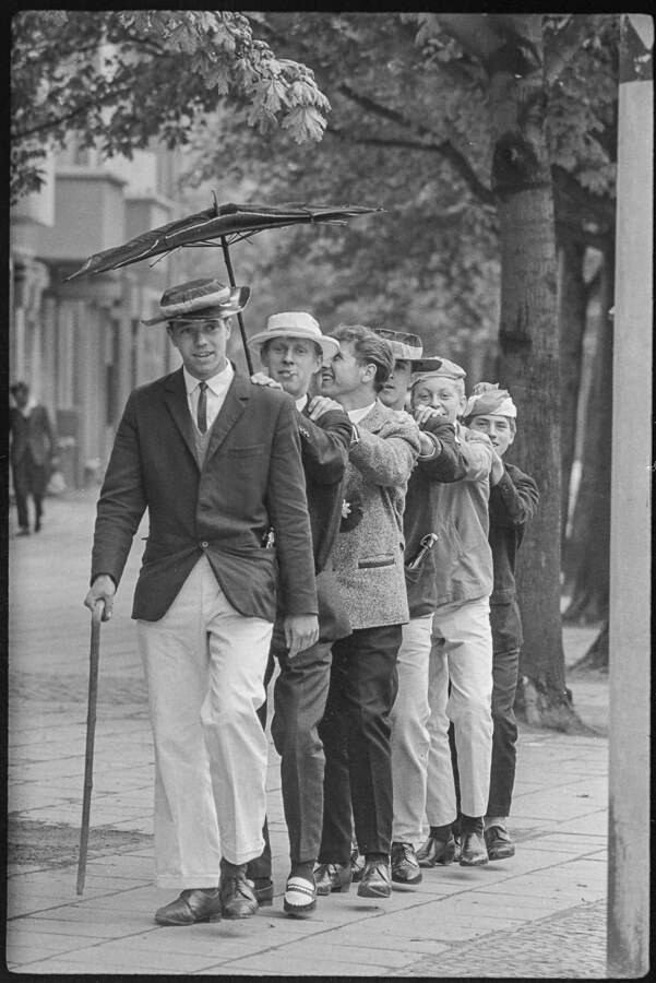 Junge Männer feiern Vatertag, Mai 1965. SW-Foto © Kurt Schwarz. (Kurt Schwarz CC BY-NC-SA)
