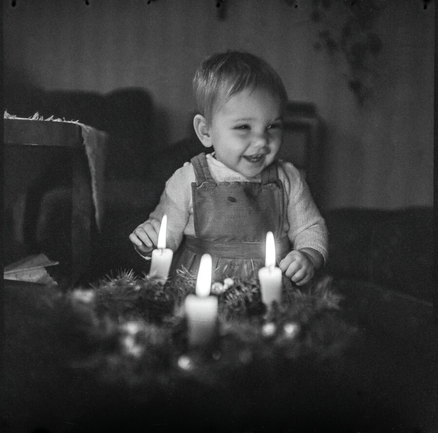 Kleinkind mit Adventskranz, 1960er Jahre. SW-Foto © Kurt Schwarz. (Kurt Schwarz CC BY-NC-SA)
