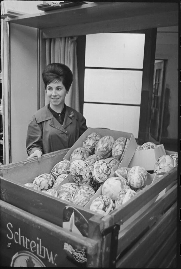 Pappostereier im Geschäft, 1960er Jahre. SW-Foto © Kurt Schwarz. (Kurt Schwarz CC BY-NC-SA)
