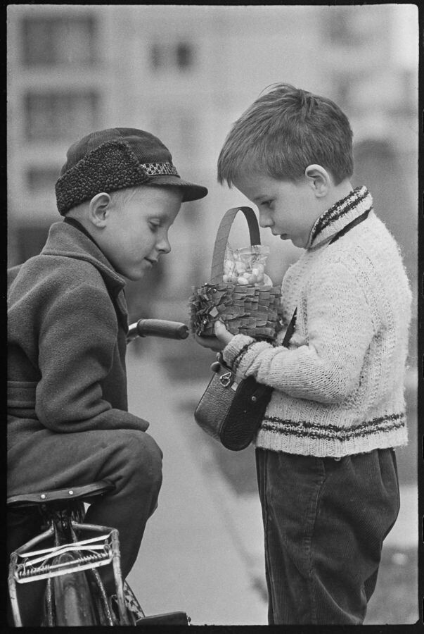 2 Jungen mit Osterkörbchen, 1960er Jahre. SW-Foto © Kurt Schwarz. (Kurt Schwarz CC BY-NC-SA)