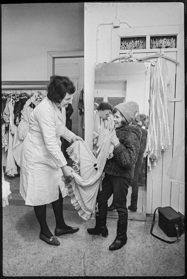 Kostümverkauf im Friedrichstadtpalast, Bild 2, Januar 1967. SW-Foto © Kurt Schwarz. (Kurt Schwarz CC BY-NC-SA)