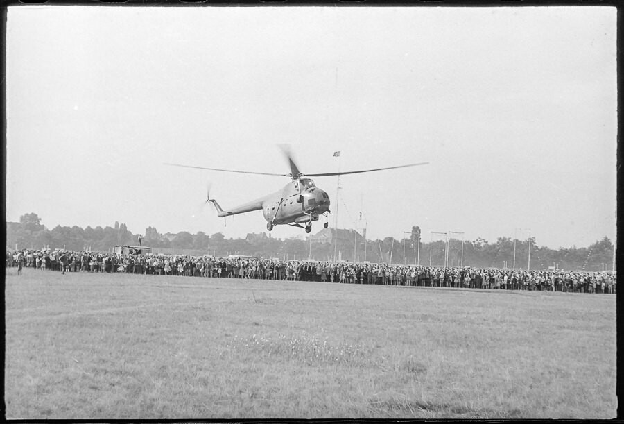 Ankunft eines sowj. Hubschraubers, 1960. SW-Foto © Kurt Schwarz. (Kurt Schwarz CC BY-NC-SA)