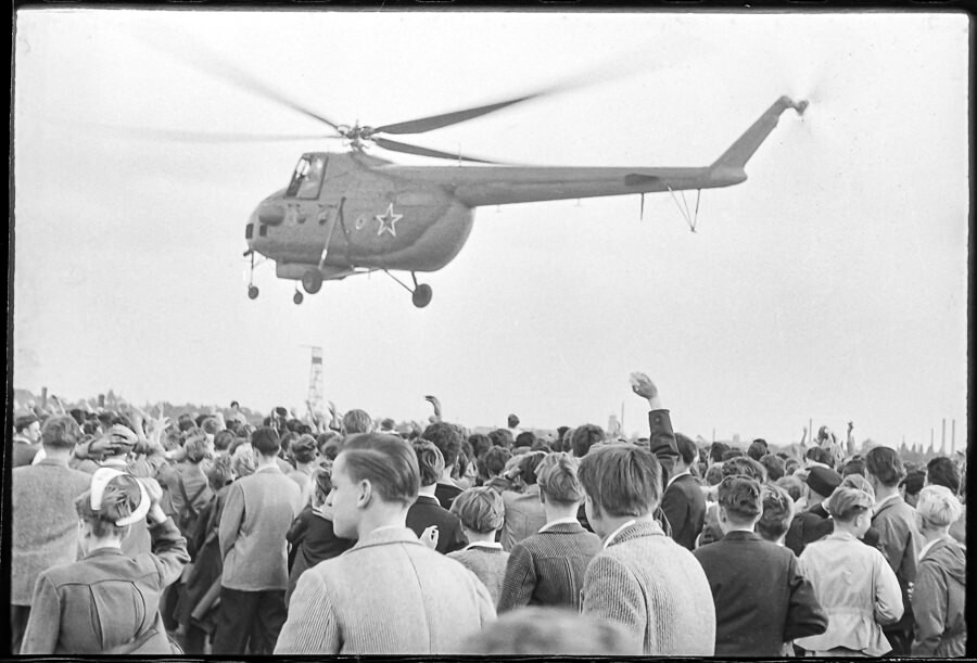 Landung eines sowj.Hubschraubers, 1960. SW-Foto © Kurt Schwarz. (Kurt Schwarz CC BY-NC-SA)