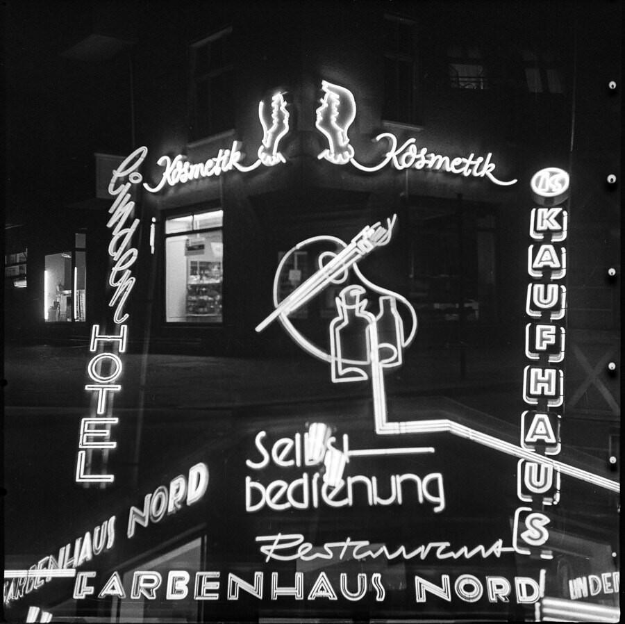 Fotocollage mit Neon-Leuchtreklamen, 1960er Jahre. SW-Foto © Kurt Schwarz. (Kurt Schwarz CC BY-NC-SA)