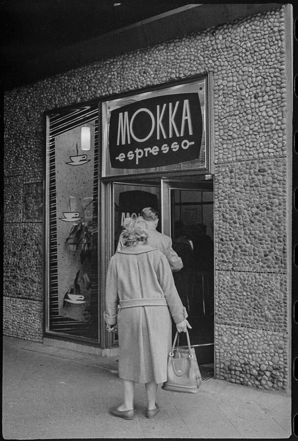 Fassade des 'Mokka-Expresso', 1960. SW-Foto © Kurt Schwarz. (Kurt Schwarz CC BY-NC-SA)