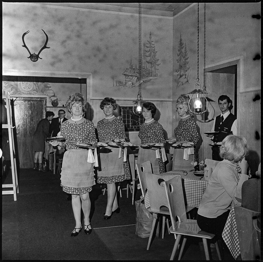 Kellnerinnen in der Gaststätte 'Rennsteig', November 1968. SW-Foto © Kurt Schwarz. (Kurt Schwarz CC BY-NC-SA)