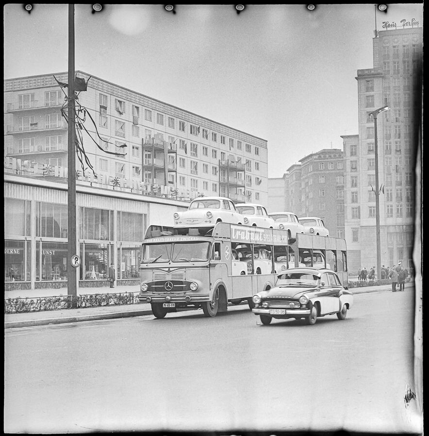 Autotransporter mit Trabbis, Mitte 1960er Jahre. SW-Foto © Kurt Schwarz. (Kurt Schwarz CC BY-NC-SA)