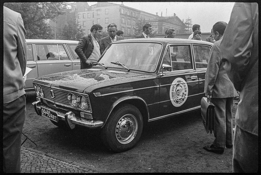 Automobilausstellung, Bild 2, September 1973. SW-Foto © Kurt Schwarz. (Kurt Schwarz CC BY-NC-SA)