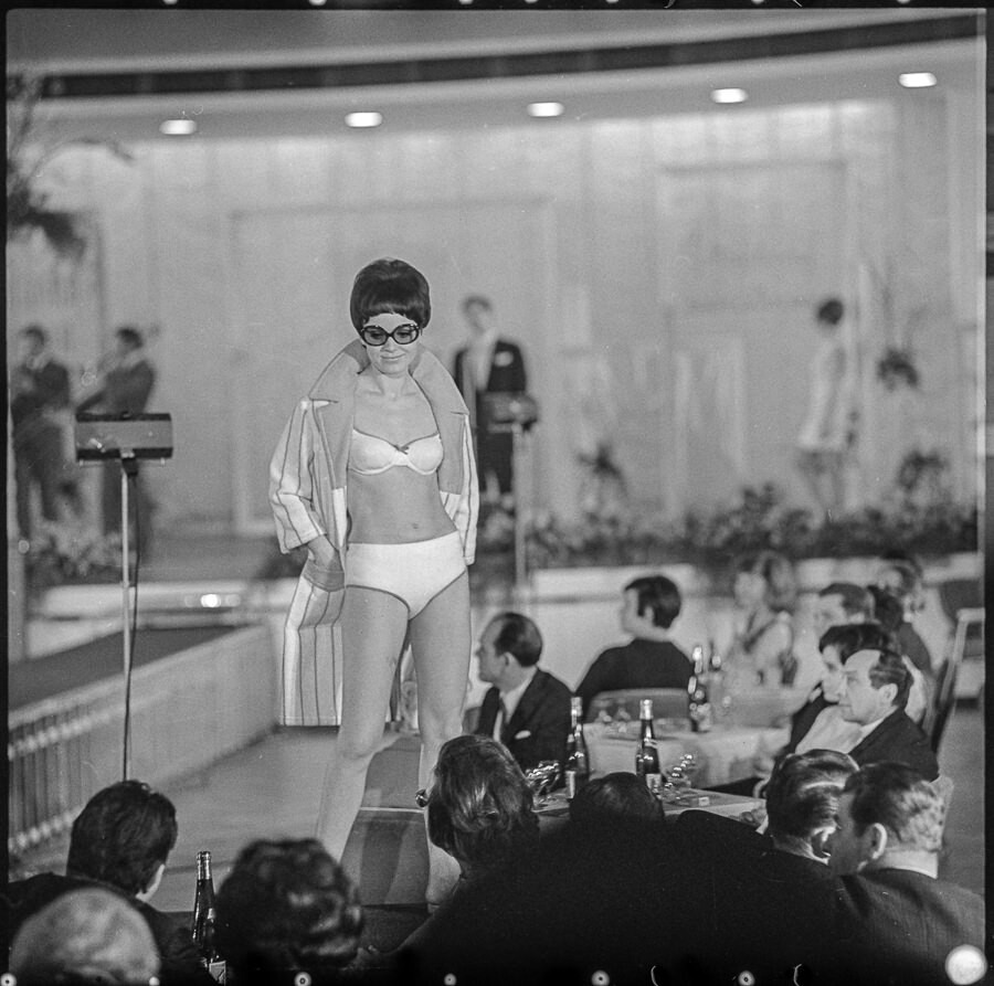 Modenschau in Kongresshalle, Bild 1, März 1970. SW-Foto © Kurt Schwarz. (Kurt Schwarz CC BY-NC-SA)