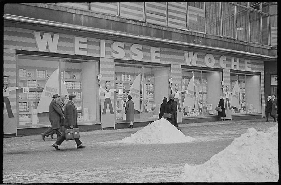 Weiße Wochen im HO-Kaufhaus, Alexanderplatz, Januar 1961. SW-Foto © Kurt Schwarz. (Kurt Schwarz CC BY-NC-SA)
