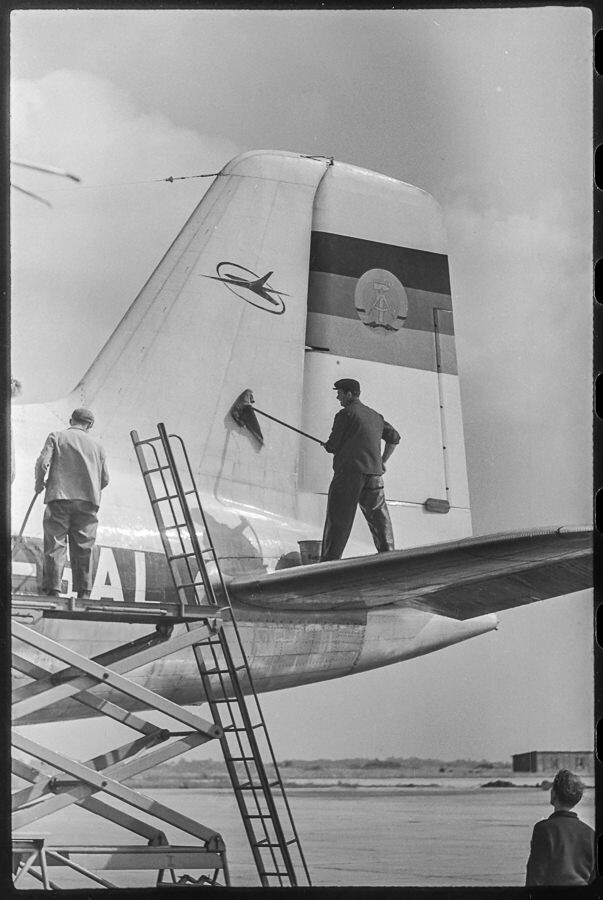 Flugzeugwartung, Bild 2, 1962. SW-Foto © Kurt Schwarz. (Kurt Schwarz CC BY-NC-SA)
