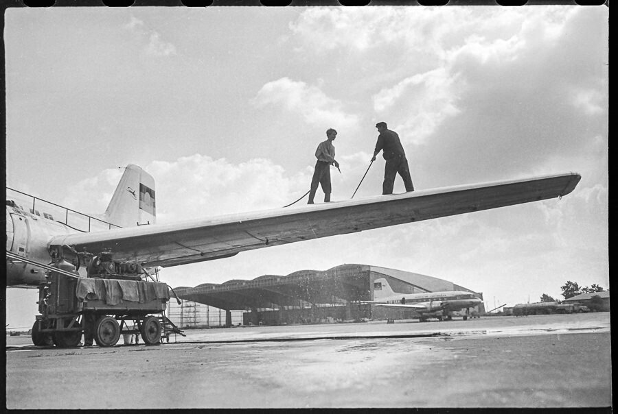 Flugzeugwartung, Bild 3, 1962. SW-Foto © Kurt Schwarz. (Kurt Schwarz CC BY-NC-SA)