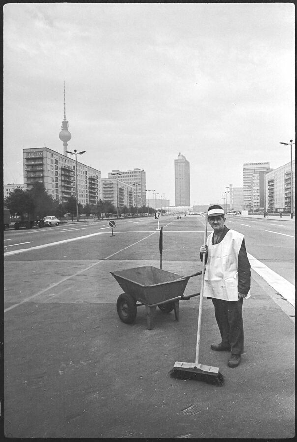 Straßenkehrer auf Karl-Marx-Allee, September 1973. SW-Foto © Kurt Schwarz. (Kurt Schwarz CC BY-NC-SA)