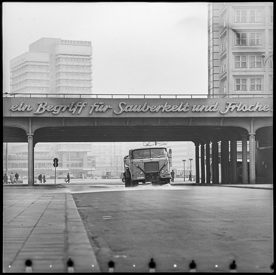 Straßenreinigungs-Tankwagen am Alexanderplatz,, September 1973. SW-Foto © Kurt Schwarz. (Kurt Schwarz CC BY-NC-SA)