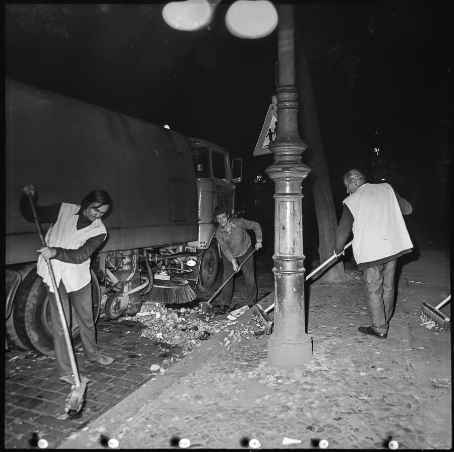 Drei Straßenkehrer bei nächtlicher Müllbeseitigung, September 1973. SW-Foto © Kurt Schwarz. (Kurt Schwarz CC BY-NC-SA)