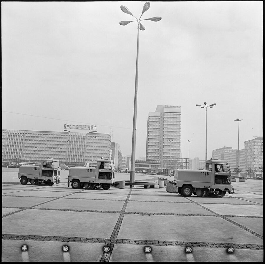 Drei Kehrfahrzeuge auf Alexanderplatz, September 1973. SW-Foto © Kurt Schwarz. (Kurt Schwarz CC BY-NC-SA)