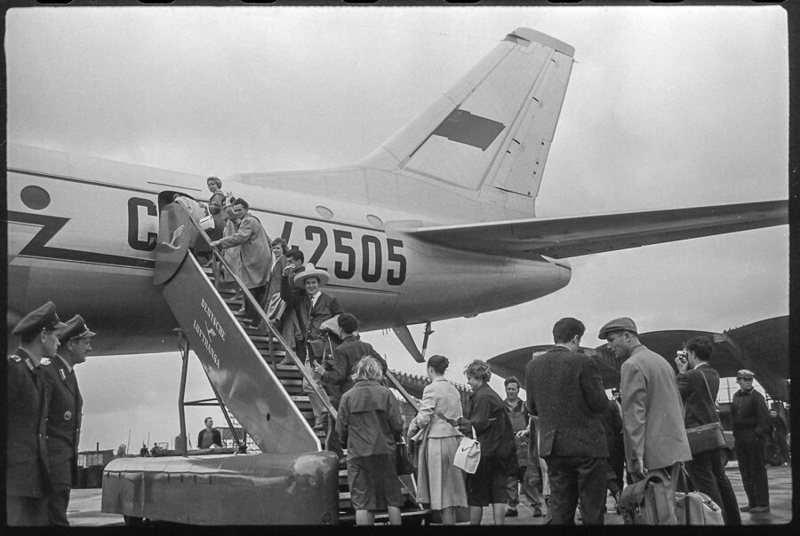 Passagiere auf Gangway, Flughafen Schönefeld, 1962. SW-Foto © Kurt Schwarz. (Kurt Schwarz CC BY-NC-SA)
