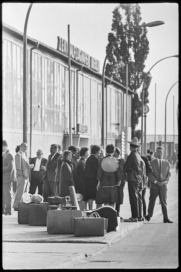 Reisegruppe wartet vor Flughafen Schönefeld, 1965. SW-Foto © Kurt Schwarz. (Kurt Schwarz CC BY-NC-SA)
