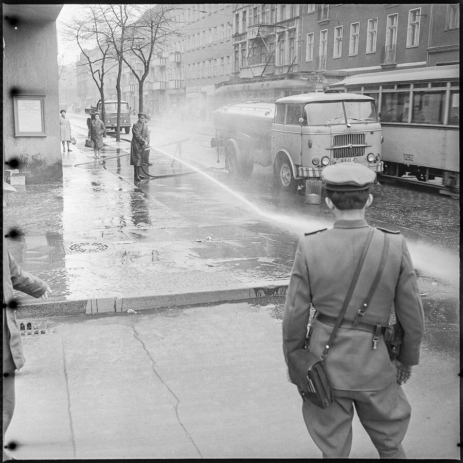 Straßenreinigungs-Tankwagen in Aktion, 1964. SW-Foto © Kurt Schwarz. (Kurt Schwarz CC BY-NC-SA)