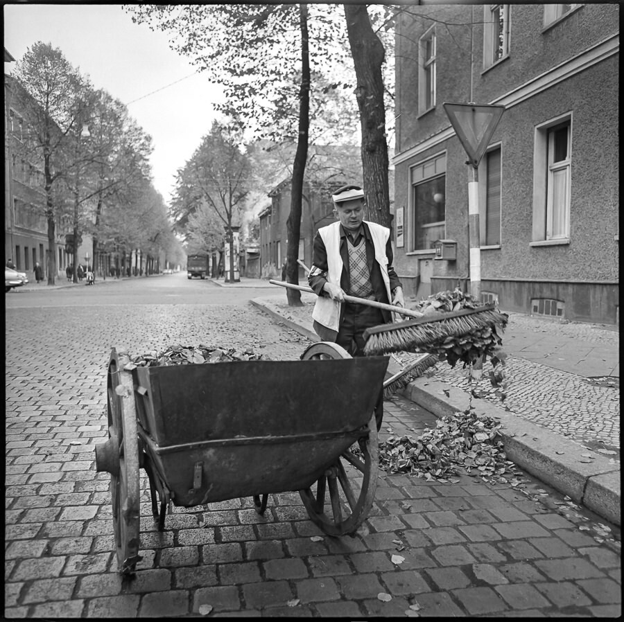 Straßenkehrer bei Laubbeseitigung, 1968. SW-Foto © Kurt Schwarz. (Kurt Schwarz CC BY-NC-SA)